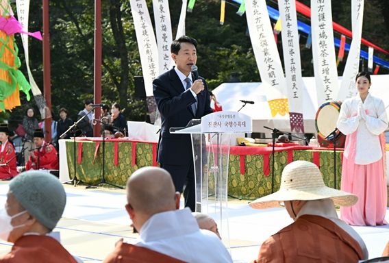 오세훈 서울시장이 25일(토) 은평구 진관사에서 열린 「진관사 국행수륙재」에서 축사를 하고 있다.