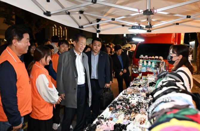 25일 서동욱 남구청장이 남구청사거리에서 남울산우체국까지 이어진 왕생이길에서 열린 왕생로 아트온 페스티벌에 참석해 플리마켓을 둘러보며 소상공인을 격려하고 있다.