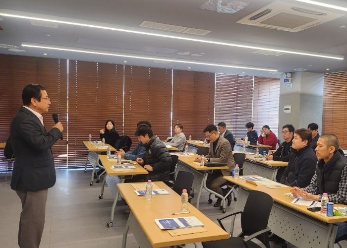 28일 하남시벤처센터 3층에서 개최된 「2025 중소기업 수출·무역 설명회」에서 이현재 하남시장이 인사말씀을 전하고 있다.