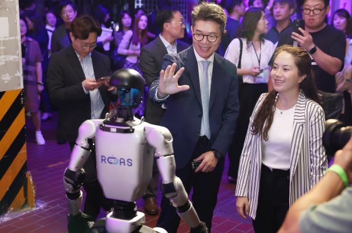 ‘2025 크리에이티브×성수’ CT페어에 참여한 정원오 성동구청장의 모습