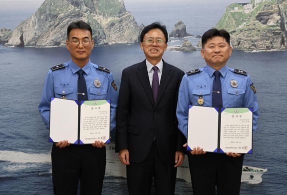 동해지방해양경찰청 조동희 경감, 김호관 경위에게 감사장 수여