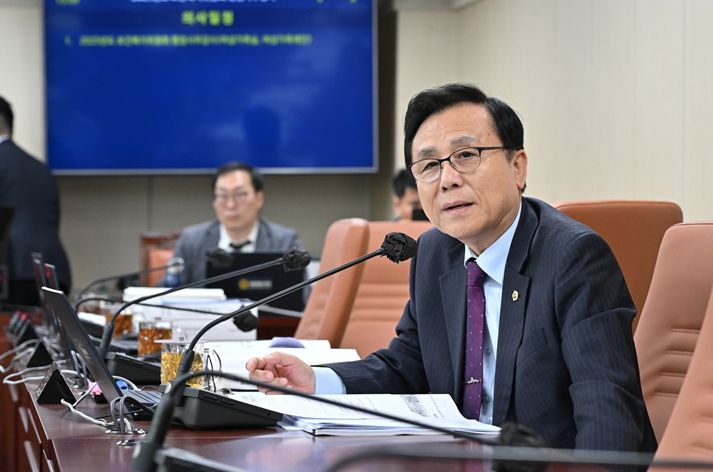 강석주 시의원이 여성가족실 행정사무감사에서 질의를 하고 있다.