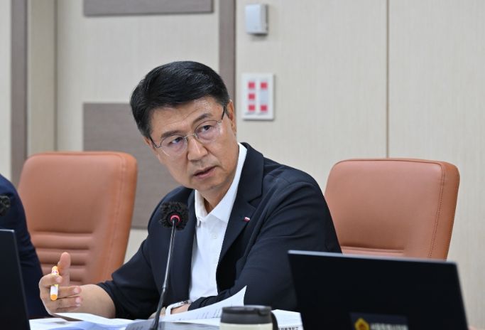 상임위원회 회의에서 발언하는 이봉준 의원