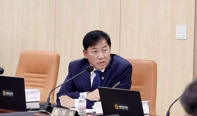 행정사무감사에서 질의하는 박승진 의원