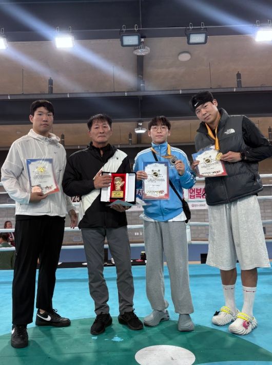 왼쪽부터 강병진 선수, 김봉철 감독, 윤주성 선수, 정태욱 선수