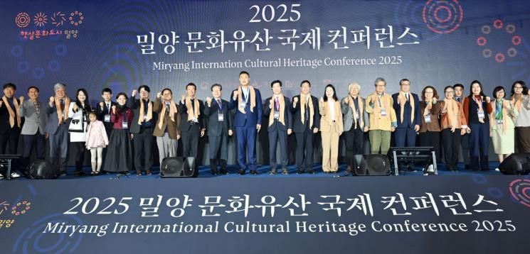 - 지난 7일 햇살문화캠퍼스 일원에서 열린 2025 밀양 문화유산 국제 컨퍼런스 참석자들이 기념 촬영을 하고 있다.