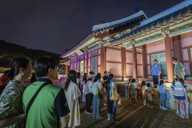 수원화성 태평성대 ‘주민 배우와 함께하는 고궁 산책’ 프로그램을 진행하고 있다.