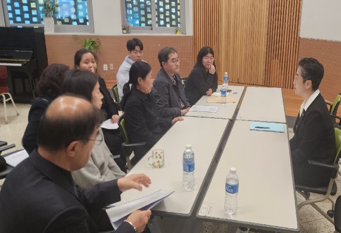 유족들의 말씀을 경청중인 유정희 의원(우측)