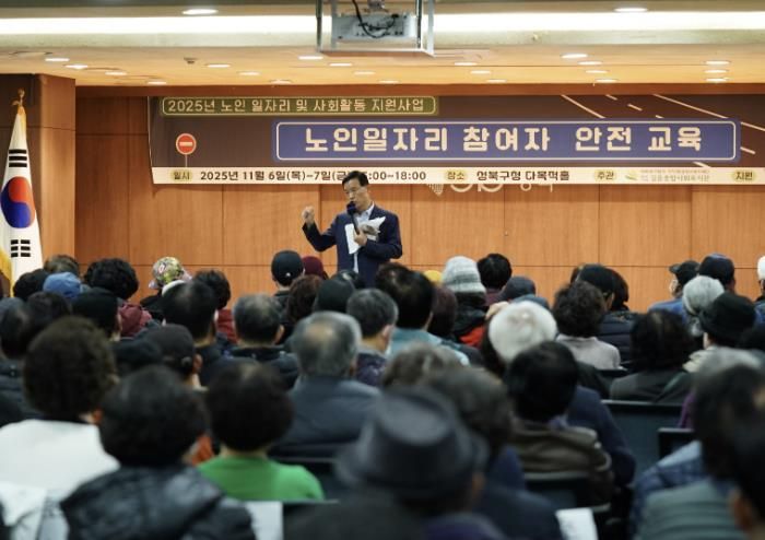 이승로 성북구청장이 길음종합사회복지관 어르신 일자리 참여자들에게 안전을 당부하고 있다