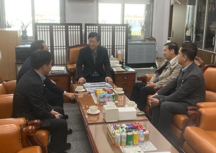 진안군, 농어촌 기본소득 5개 군 추가 선정 마지막 고비 돌파 나서 (전춘성 진안군수가 안호영 의원을 만나 기본소득 추가 선정에 힘을 더해주길 요청하고 있다)