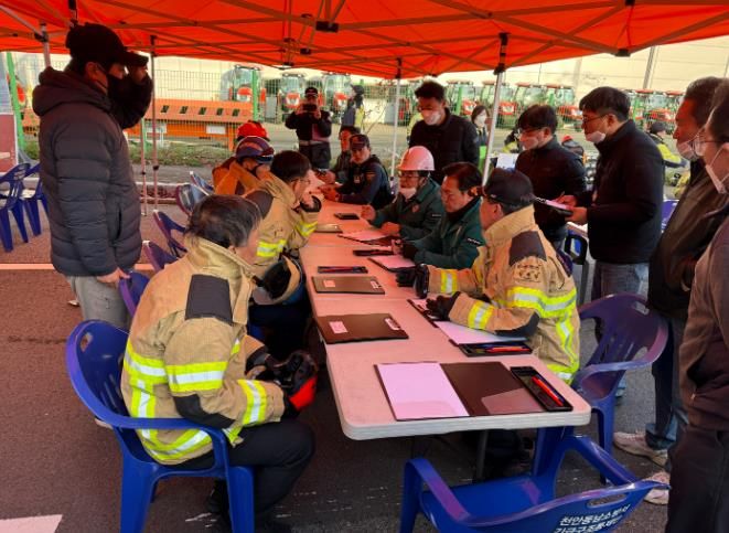 지난 15일 이랜드패션 물류센터 화재 현장에서 김석필 천안시장 권한대행 부시장이 소방 등 유관기관과의 상황판단 회의에 참석해 발언을 하고 있다.