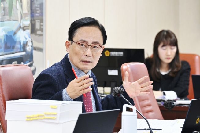 김형재 의원이 10일 열린 서울시의회 제333회 정례회 문화체육관광위원회 행정사무감사에서 서울시체육회 사무처장에게 질의를 하고 있다.