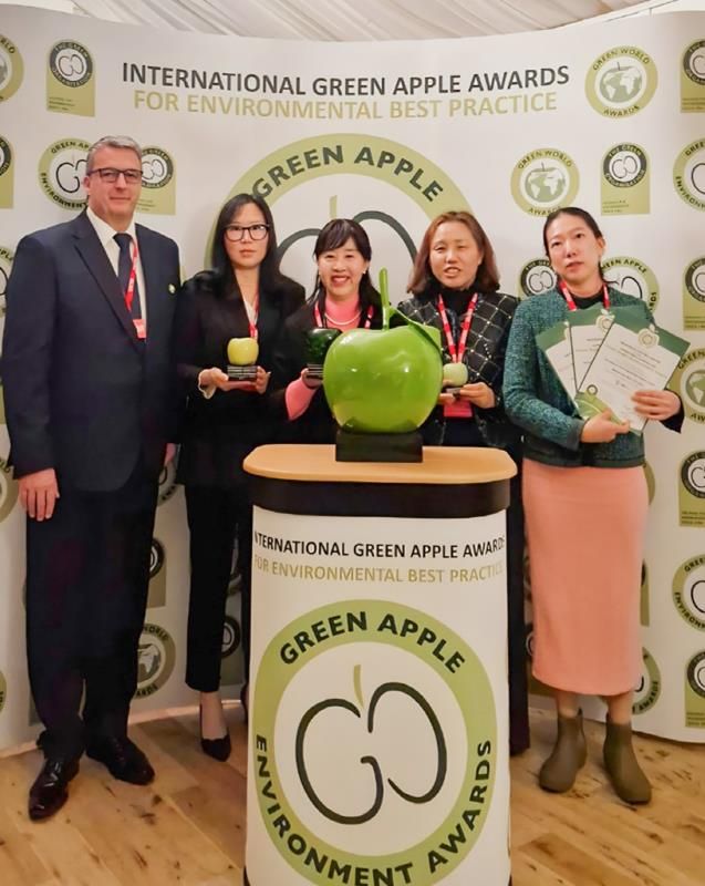 서초구 관계자들이 현지시각 17일 영국 런던 웨스트민스턴 국회의사당에서 열린 그린애플어워즈(Green Apple Awards)에서 대상(Champion), 금상, 은상을 수상하고 기념 촬영하고 있다.