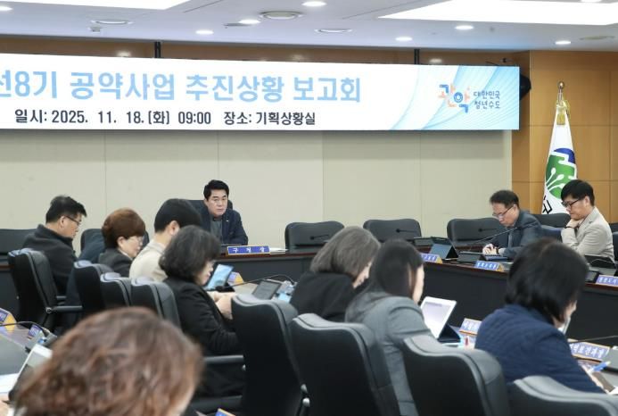 하반기 공약사업 보고회에서 당부의 말을 전하는 박준희 관악구청장