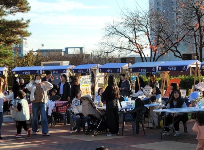 지난 15~16일 왜관 소공원에서 열린‘가족놀장’ 행사에 가족 단위 방문객들이 참여해 다양한 체험 프로그램을 즐기고 있다.