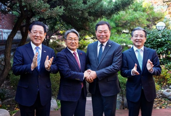 강기정 광주광역시장이 19일 서울 용산의 한 음식점에서 대통령실 주관 ‘대통령실-지자체 4자 사전협의’에 참석, 광주 민간·군공항 통합이전 추진에 대한 공감대를 이루며 기념촬영을 하고 있다. 사진 왼쪽부터 김영록 전남지사, 강기정 광주시장, 김산 무안군수, 김용범 대통령실 정책실장. /광주광역시 제공