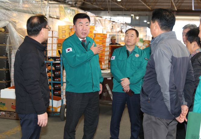 이범석 청주시장, 겨울철 적설 취약시설 및 한파쉼터 점검. 사진(농수산물도매시장)