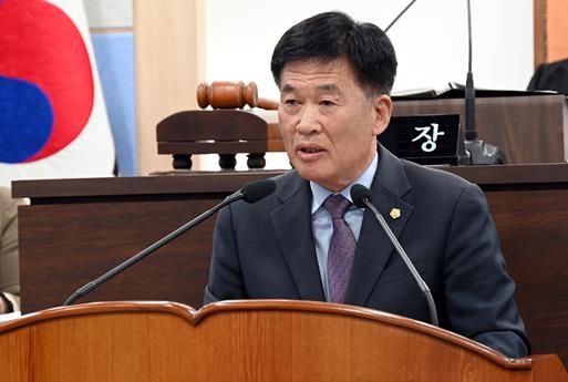 남해군의회 임태식 의원이 11월20일 제289회 제2차 정례회 제1차 본회의에서 5분 자유발언을 하고 있다.