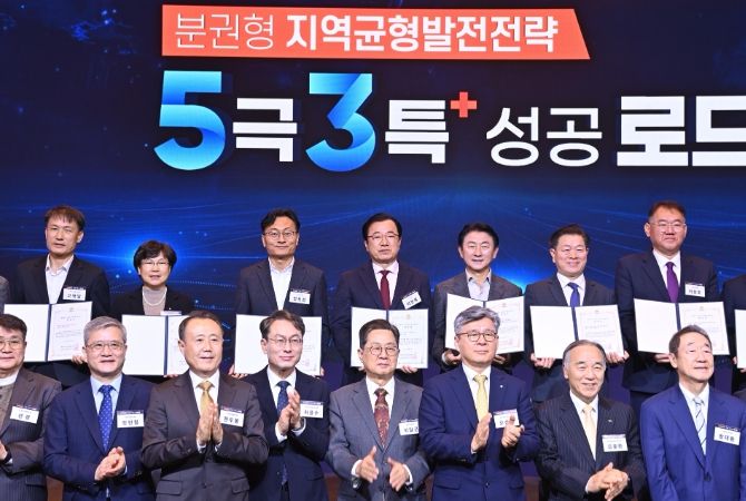 11월 20일 서울 롯데호텔에서 열린 매일경제TV의 ‘2025 혁신성장 포럼’에서 하남시 ‘K-컬처 복합 콤플렉스(K-스타월드)’가 대한민국 대표 지역투자유망사업(1차 선정, 50개)에 선정, 기념촬영을 하고 있다.