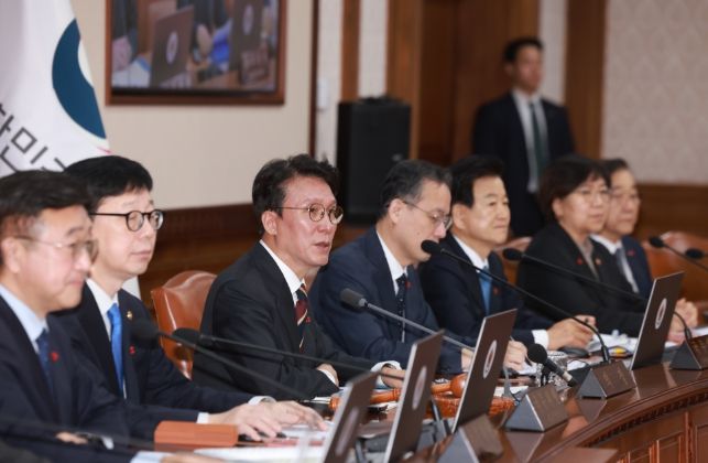 김민석 국무총리가 25일 세종대로 정부서울청사에서 열린 국무회의를 주재, 모두발언을 하고 있다.