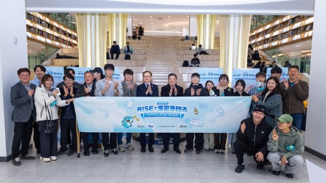 경상국립대학교 가좌캠퍼스 도서관에서 운영된 ‘RISE×로컬콘텐츠 크라우드펀딩 팝업존’ 전시 및 체험 현장 모습. 박명균 경남도 행정부지사, 권진회 총장 일행이 11월 25일 현장을 방문해 관계자들을 격려했다.