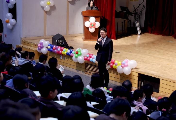 '2025년 지역아동센터 연합문화제'에서 인사말하는 정원오 성동구청장