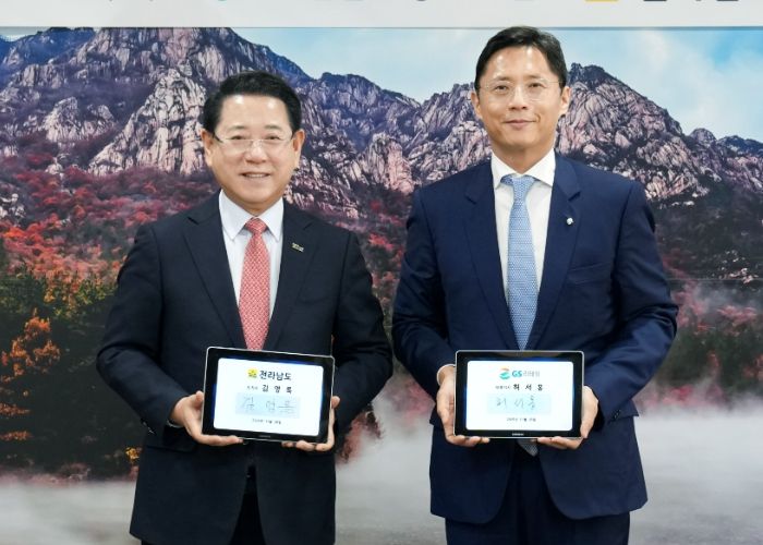 김영록 전라남도지사가 28일 도청 접견실에서 허서홍 GS리테일 대표이사와 전남 대표 쌀 품종 ‘새청무’ 쌀 활용 FF상품 출시와 안정적인 2만 톤 원료공급을 위한 업무협약을 하고 있다.