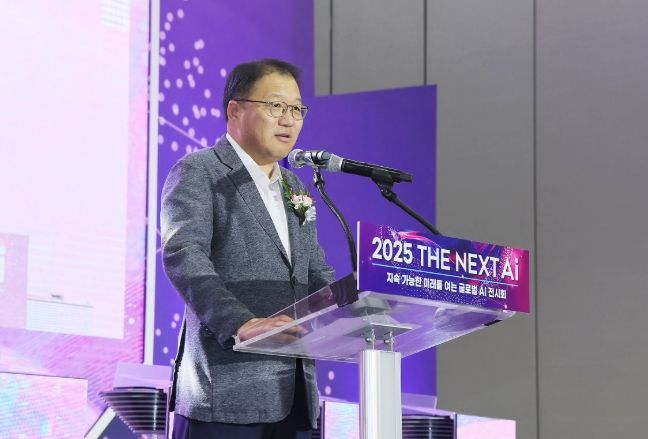 장금용 창원시장 권한대행이 2025 경남 디지털위크 The Next AI 개막식에서 인사말을 하고 있다.