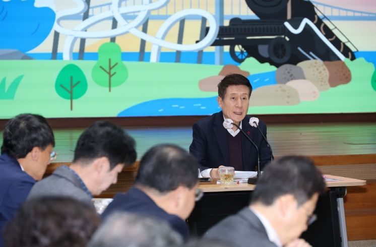 이강덕 시장이 5일 확대간부회의를 주재하며 포항 미래 신성장 동력 발굴과 육성을 통한 도시 경쟁력 강화로 시민이 체감하는 변화를 만들어 갈 것을 강조하고 있다.