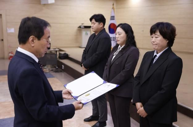 수상 사진(오른쪽부터 김진미 축수산팀장, 이미선 인구정책팀장, 김용진 주무관, 김문근 단양군수)