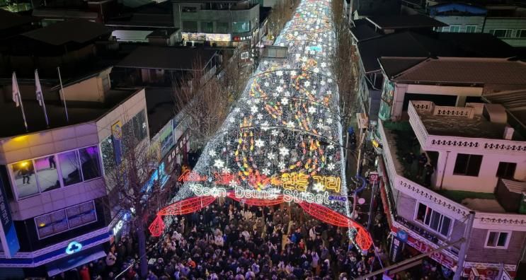 지난해 12월 열린 화천산천어축제 선등거리 점등식