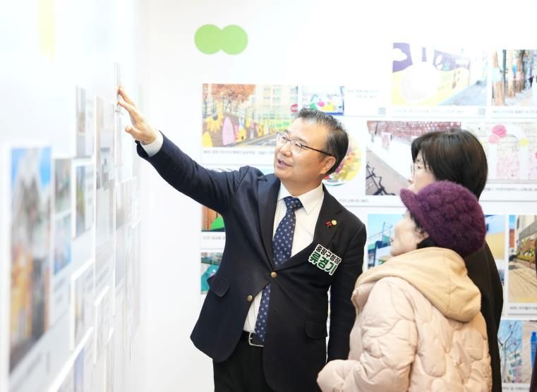 ‘우리동네 미술관’ 전시를 둘러보고 있는 류경기 중랑구청장