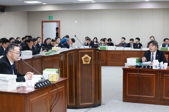 본예산 심사 중인 박원종 전남도의원