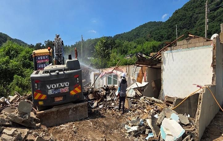 서산시가 올해 빈집 정비사업을 통해 인지면 일원 빈집을 철거하는 모습