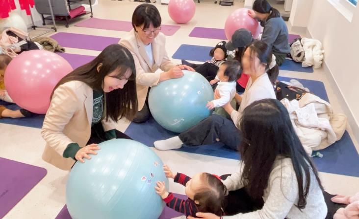 대한간호협회 보건간호사회가 주관한 ‘2025 보건간호활동 사진 공모전’에서 금상을 수상한 구로구 모자건강센터 ‘아기와 함께하는 운동’ 프로그램 장면. 부모와 영유아가 함께 공 굴리기 놀이를 통해 정서적 교감과 건강한 생활 습관 형성을 돕고 있다.