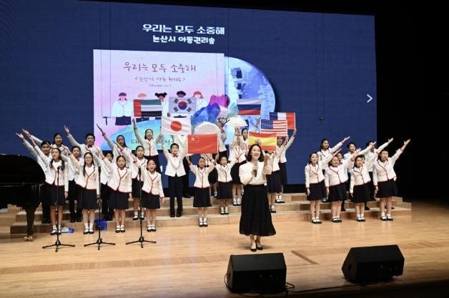 논산시 아동권리송 합창 장면