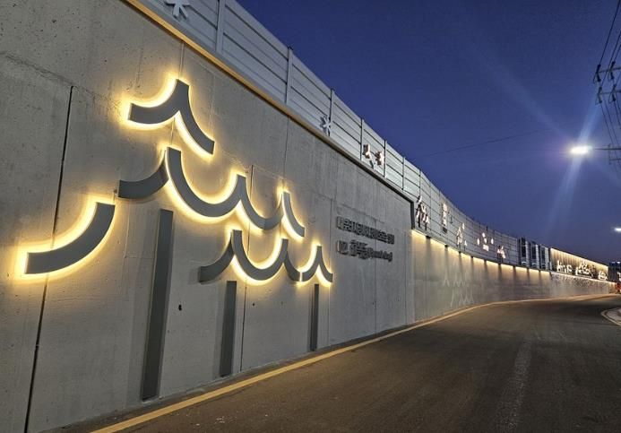 다양하면서도 정돈된 색채와 온기를 표현한 조명은 아름다운 조화를 이룬다. ‘새 동네에 옛이야기를 품은 디자인’ 또한 예와 현재의 조화를 표현하는 또 하나의 이야기가 된다.