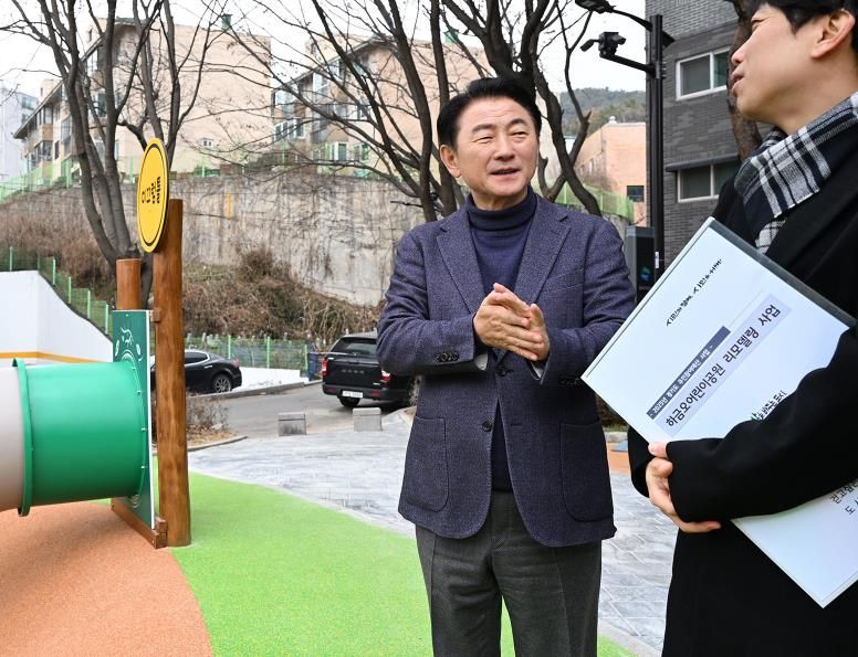 김동근 시장이 12월 10일 금오동 하금오어린이공원 리모델링 완료 현장을 점검하고 있다.