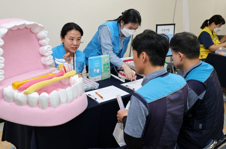 광산구는 병원에 가기 힘든 우체국 노동자들을 위해 찾아가는 상생보건소를 운영했다. 우체국 노동자들이 검진을 하고 있다.