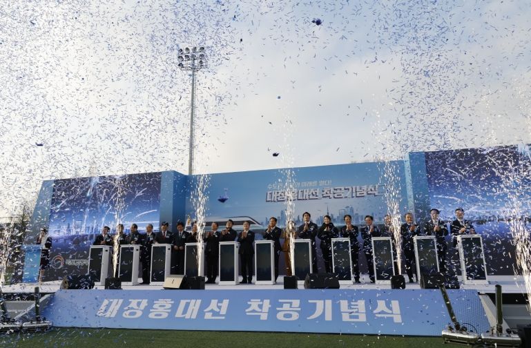 진교훈 서울 강서구청장이 부천시 오정대공원 인조잔디구장에서 열린 ‘대장홍대선 광역철도 착공식’에 참석했다.