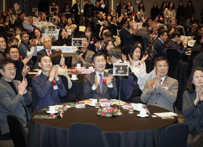 전성수 서초구청장(가운데)이 17일 열린 ‘서초의 미래, 기부자 100인과의 동행’ 행사에서 관계자들과 기념촬영을 하고 있다.