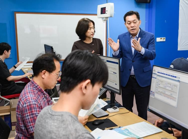 이재준 수원시장이 민생회복 소비쿠폰 신청 첫날인 7월 21일 인계동 행정복지센터를 찾아 민원안내 창구를 점검하고 담당직원들을 격려하고 있다.