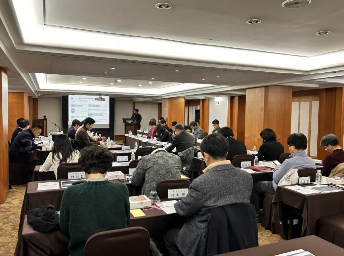 포럼에 참석한 전문가, 시민, 공직자들이 아산형 기본사회 정책 방향에 대해 논의하고 있다.