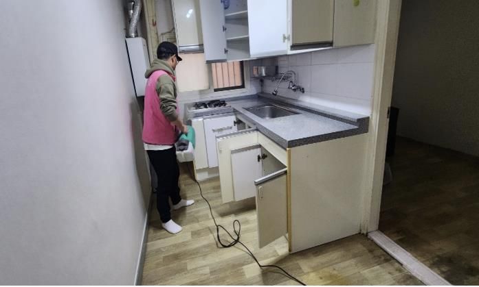 저장강박가구 청소 모습