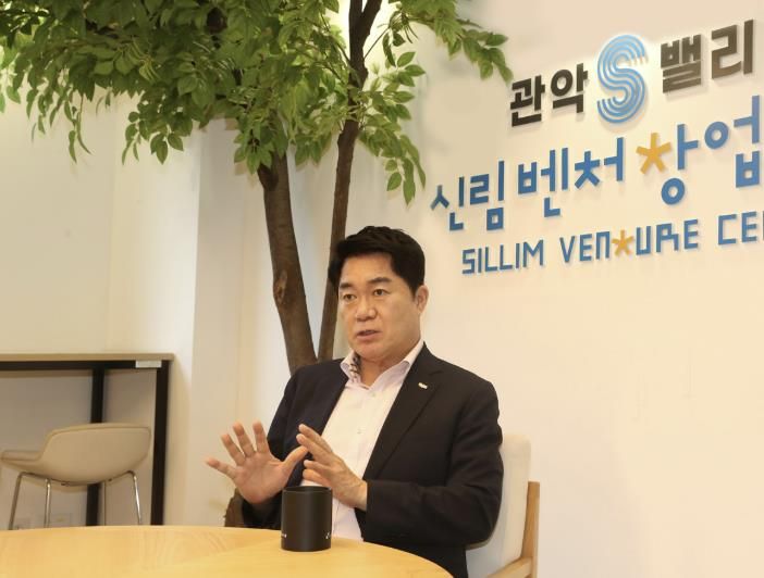 관악S밸리 신림창업벤처센터에서 벤처창업 인프라에 대해 설명하는 박준희 관악구청장
