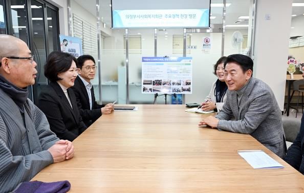 김동근 시장이 12월 29일 2층 리모델링을 마친 의정부시사회복지회관을 방문해 관계자들과 소통하고 있다.
