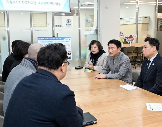 김동근 시장이 12월 29일 2층 리모델링을 마친 의정부시사회복지회관을 방문해 관계자들과 소통하고 있다.