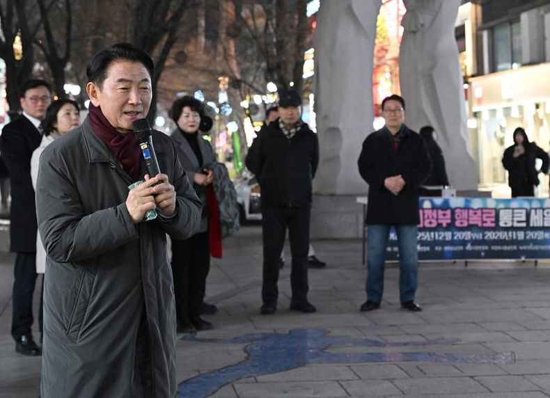 김동근 시장이 12월 24일 ‘제1회 행복로 통큰세일 및 빛 축제’에서 인사말을 하고 있다.