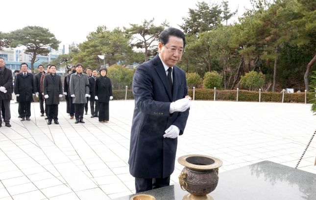 1일 병오년 새해를 맞아 김영록 전라남도지사를 비롯한 전남도청 실·국장 등 관계자들이 목포 현충공원을 찾아 참배하고 있다.