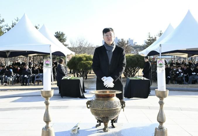 이민근 안산시장이 1일 원곡공원 내 현충탑에서 국가를 위해 희생·헌신한 분들에 대한 참배를 하고 있다.